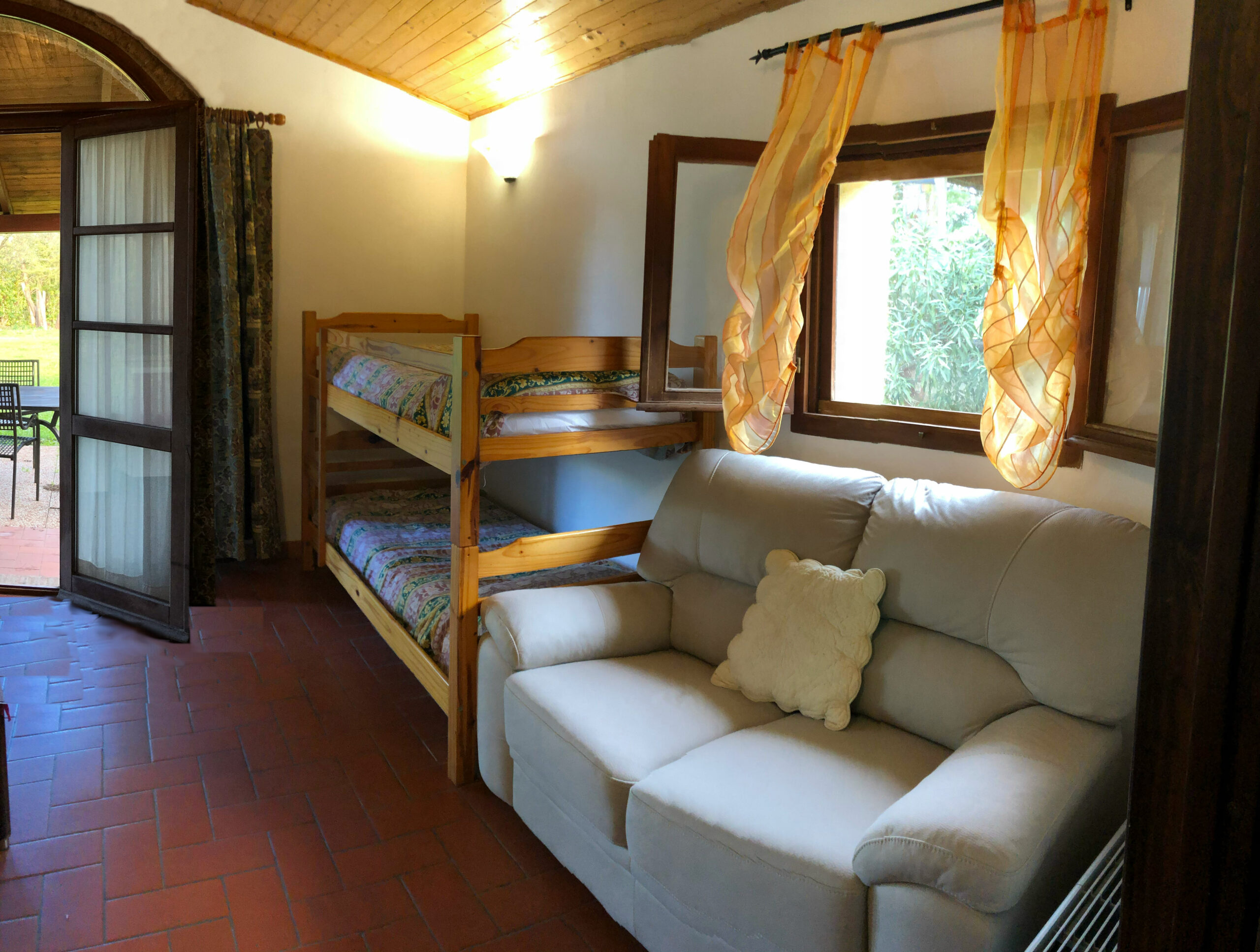 Appartamento La Rondine - Soggiorno con lettini a castello e divano letto